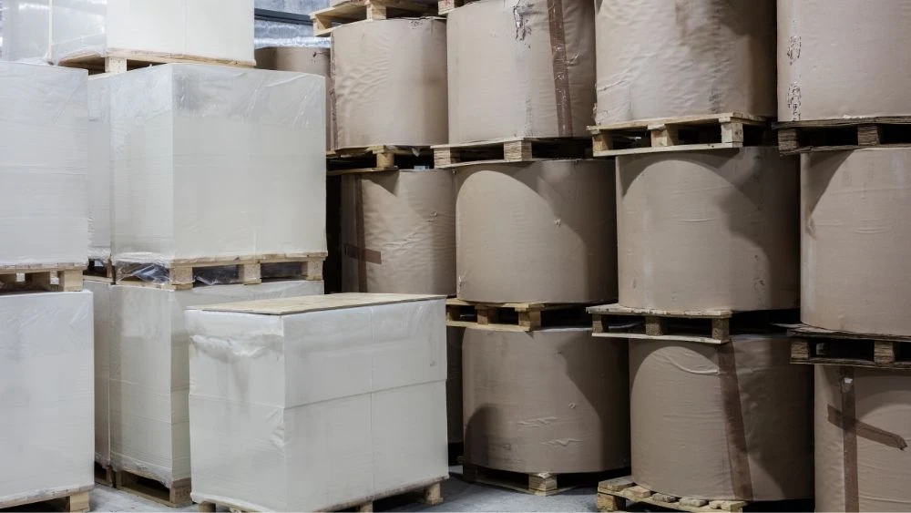 Bobinas de papel industrial en una planta de transformación afectada por la normativa EUDR